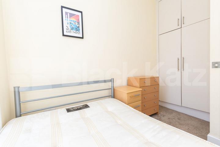 A 2 bed 2 bath property located close to an abundance of amenities Chapel Market , Angel